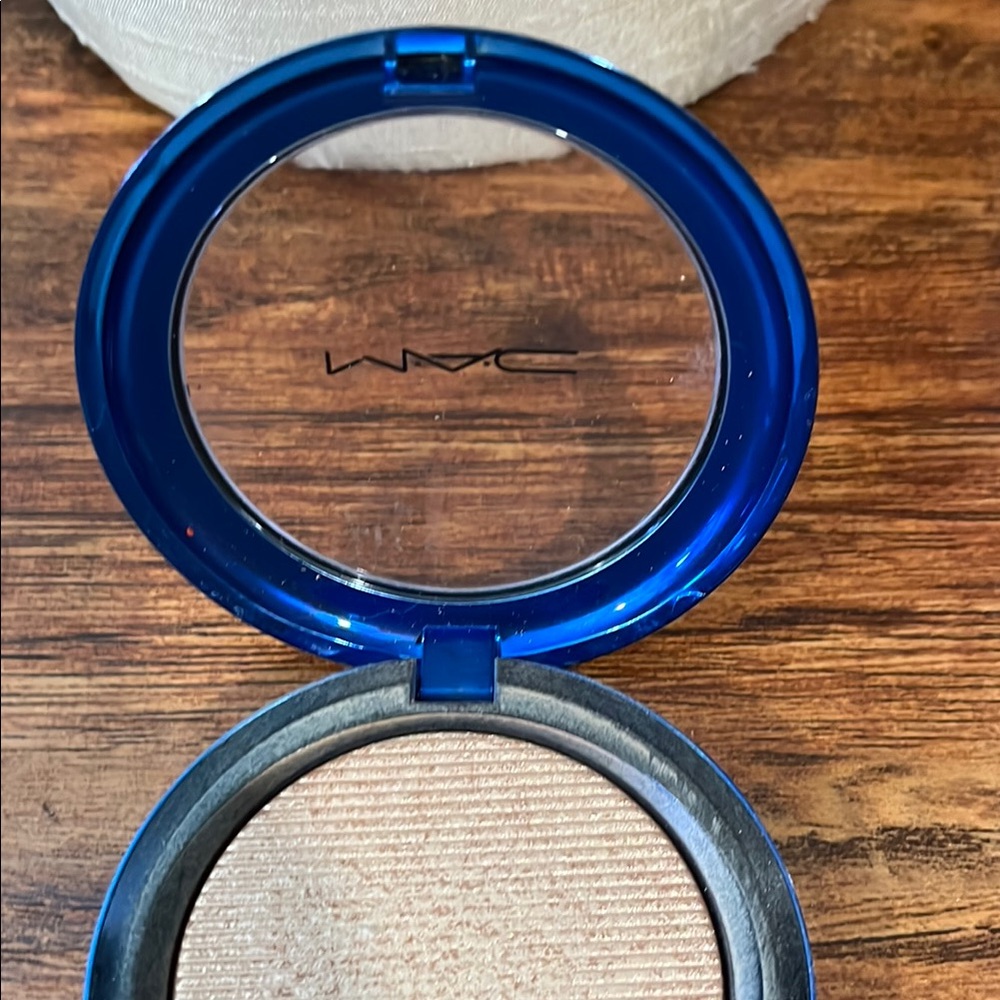 MAC Highlighter with Blue Compact - Picture 4 of 4